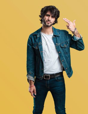 Duygu üzgün ve korkmuş bir silah parmak ile şekillendirme bir intihar jest yapma genç yakışıklı adam