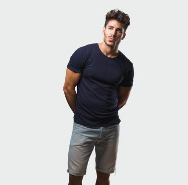 Genç yakışıklı bir adam ayakta şüphe ve karışık, düşünme, bir fikir ya da bir şey hakkında endişeli