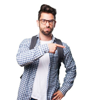 Beyaz arka plan üzerinde izole alanı işaret eden öfkeli öğrenci adam
