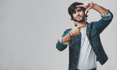 Sanki bir kamera vardı odaklanmaya çalışıyorum genç yakışıklı adam bir çerçeve şekli el ile yapma