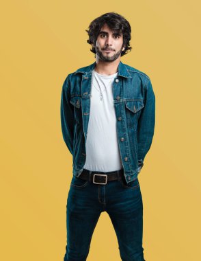 Şüphe ve karışık, düşünme, bir fikir ya da bir şey hakkında endişeli genç yakışıklı adam