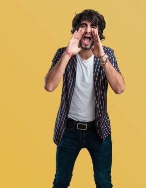 Genç yakışıklı adam çığlık mutlu, sürpriz bir teklif ya da bir promosyon, ağzı açık, atlama ve gurur