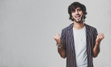 Silah, bir zafer ya da başarı, piyango kazanan kutluyor yükselterek yakışıklı delikanlı çok mutlu ve heyecanlı,