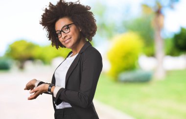 iş siyah kadının hoş bir jest yapması