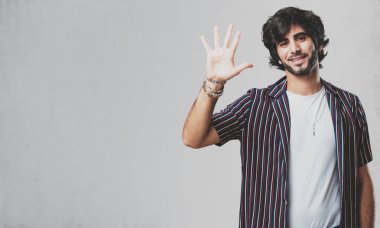 Genç yakışıklı adam gösteren sayı beş, sayma sembolü, matematik, kendinden emin ve neşeli kavramı
