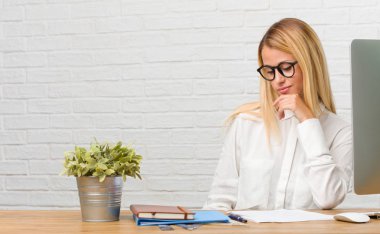 Düşünme ve bakılması, hakkında bir fikir, karışık görevleri yapmak masasına oturan genç öğrenci portresi bir çözüm bulmaya çalışıyorum