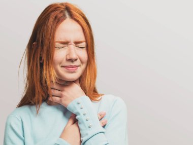 Boğaz sahip bir kızıl saçlıya kız portresi