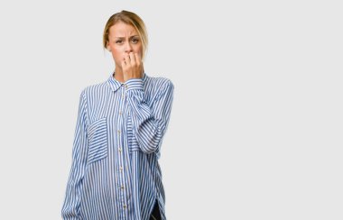 Tırnak ısırma genç güzel sarışın kadın portresi