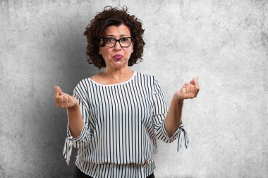 Gerek, hayır kurumuna geri yükleme, yoksulluk ve sefalet kavramı bir jest yapma orta yaşlı kadın üzgün ve depresyonda,