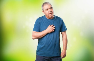 yeşil arka plan bulanık üzerinde şüphe olgun adam