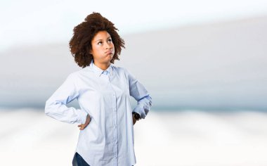 arka plan bulanık yorgun genç siyah kadın