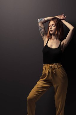 Stüdyo çekim bir kızıl saçlıya kız kaldırdı kollarını 