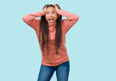 Örgüler sinirli ve umutsuz, kızgın ve üzgün ile giyen genç bir siyah kadın portresi ellerinizi başınızın koyun