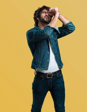 Genç yakışıklı bir boşluk arıyor, gizleme ve şaşı adam