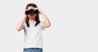 Küçük kız şaşırttı ve hayran, dürbün ile uzaktan ilginç bir şey, arıyorum tam vücut gelecekte fırsat kavramı