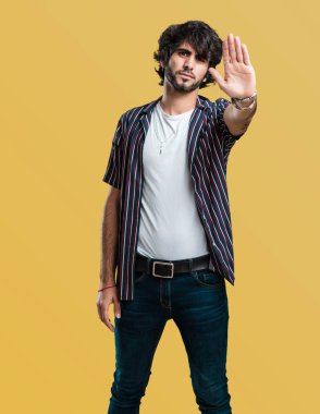 Genç yakışıklı önünde el koyarak ciddi ve kararlı, adamım, jest durdurmak, kavramı inkar