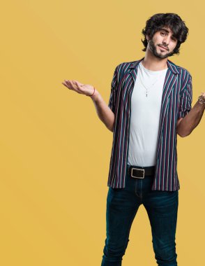 Şüphe ve omuzlar, kararsızlık ve güvensizlik, hakkında bir şey belirsiz kavram shrugging genç yakışıklı adam