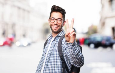 İki numaralı jest yapan öğrenci erkek