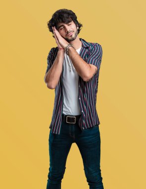 Rahat ve huzurlu, uyku jest arıyorum genç yakışıklı adam yorgun ve çok uykulu