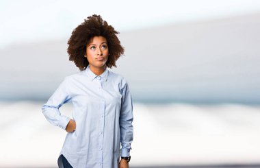 bulanık arka plan üzerinde düşünme genç siyah kadın