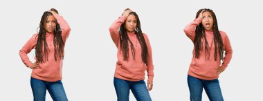 Endişeli ve gri arka plan üzerinde boğulmuş fitness genç siyah kadın kümesi