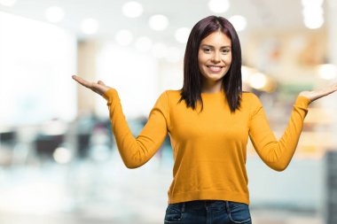 Kendinden emin ve başarılı bir kafeterya rahat ve neşeli, gülen ve having fun, genç güzel kadın hisseder