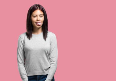 Genç kadın ifade güven ve duygu, eğlenceli ve dostu, dil oyun ya da eğlenceli bir işareti olarak gösterilen güzel