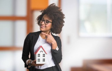 iş siyah kadın holding küçük ev