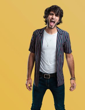 Kızgın, çığlık genç yakışıklı adam delilik ve zihinsel istikrarsızlık, ifade açık ağız ve gözleri yarı açık, delilik kavramı