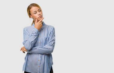 Düşünme ve aşağı bakıyor genç güzel sarışın kadın portresi