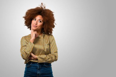 Afro kadın bir fikir düşünüyorum