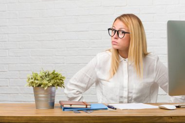 Öfkeli, negatif ve çılgın çığlık görevleri çok kızgın ve üzgün, çok gergin, yapmak onun masasına oturan genç bir öğrenci portresi