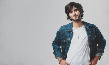 El HIPS, ayakta, rahat ve gülümseyen, çok olumlu ve neşeli genç yakışıklı adamla