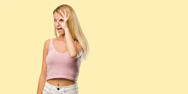 Retrato Una Joven Rubia Guapa Haciendo Buen Gesto —  Fotos de Stock