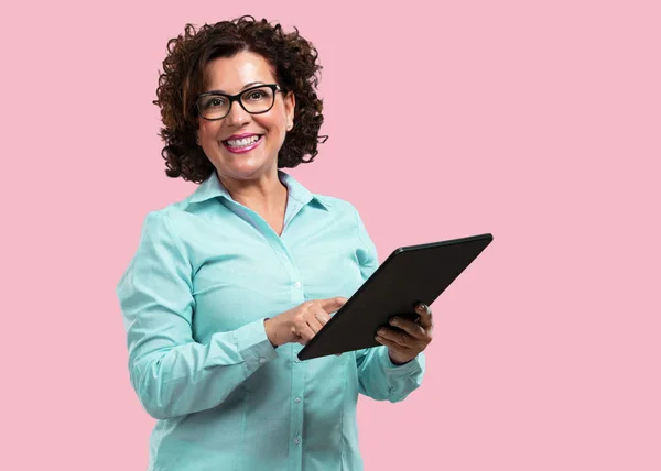 Mujer Mediana Edad Sonriendo Confiada Sosteniendo Una Tableta Usándola Para —  Fotos de Stock
