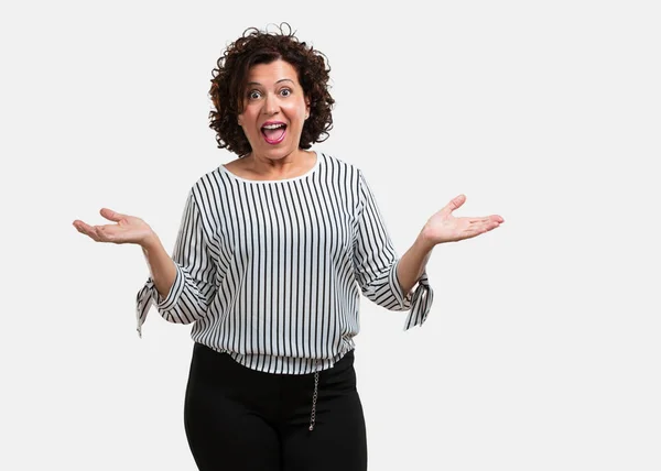 Middle Aged Woman Screaming Happy Surprised Offer Promotion Gaping Jumping — Stock Photo, Image