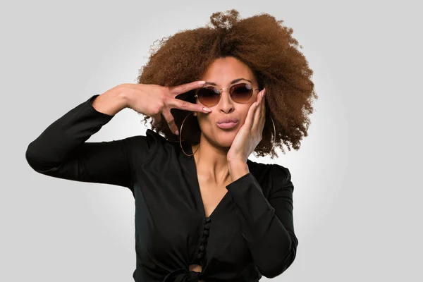 Afro Vrouw Doen Een Koele Gebaar Gezicht Close Gezicht Close — Stockfoto