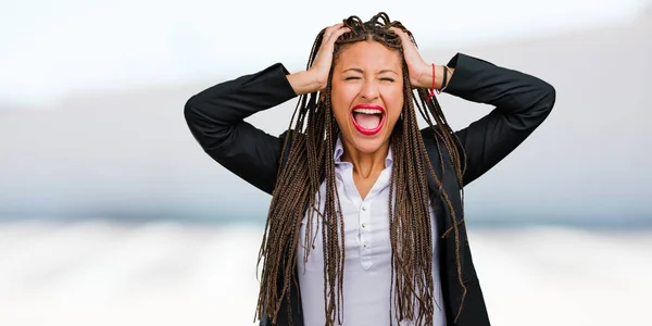 Portréja Egy Fiatal Fekete Üzletasszony Őrült Kétségbeesett Ellenőrzés Vicces Őrült — Stock Fotó