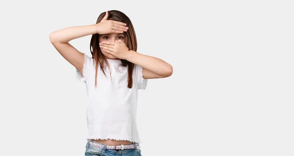 Volledige Lichaam Meisje Kijkend Door Een Gat Verbergen Het Loensen — Stockfoto