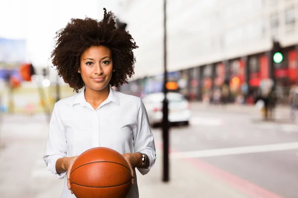 Giovane Donna Nera Che Tiene Una Palla Basket Sfondo Sfocato — Foto Stock