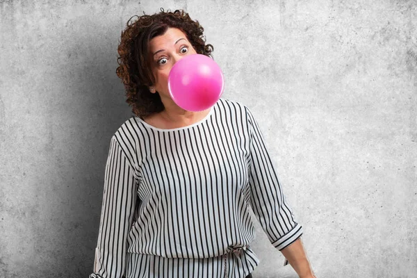 Donna Mezza Età Felice Gioiosa Che Racchiude Palloncino Gomma Masticare — Foto Stock