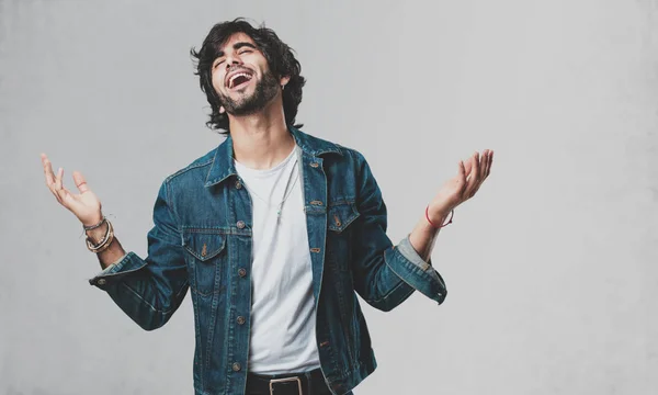 Jovem Bonito Homem Rindo Divertindo Sendo Relaxado Alegre Sente Confiante — Fotografia de Stock