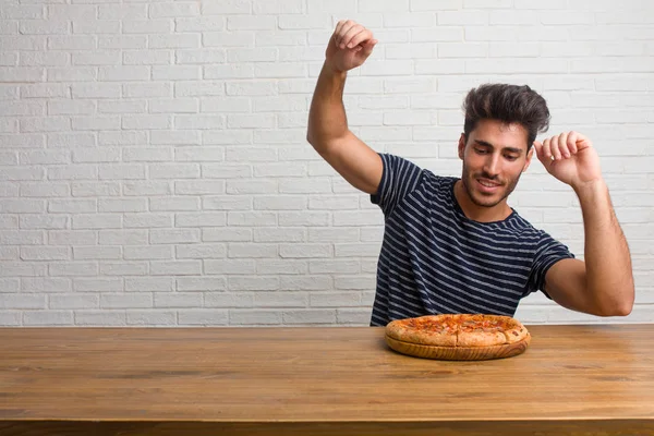 Joven Hombre Guapo Natural Sentado Una Mesa Escuchando Música Bailando — Foto de Stock