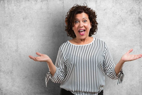 Middle Aged Woman Screaming Happy Surprised Offer Promotion Gaping Jumping — Stock Photo, Image