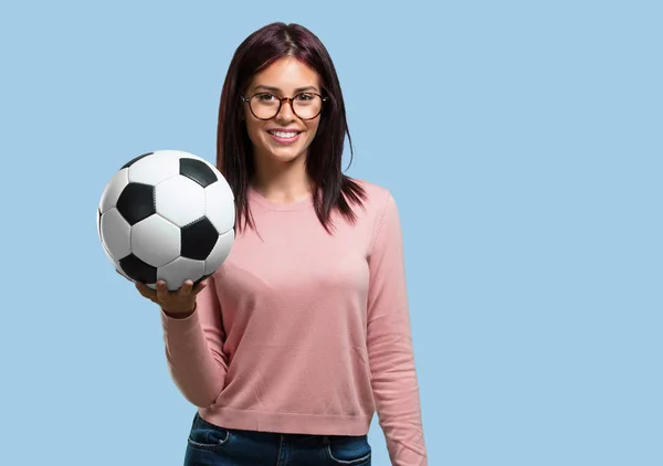 笑顔と幸せ 若いきれいな女性サッカー ボール 競争力のある態度を持ってゲームをプレイに興奮してください — ストック写真