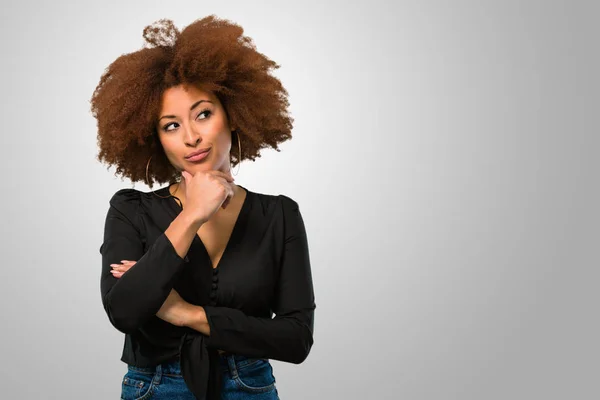 Afro Frau Denkt Und Hat Eine Idee — Stockfoto