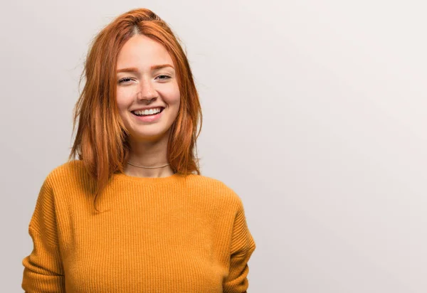 Retrato Uma Menina Ruiva Bonita Feliz — Fotografia de Stock