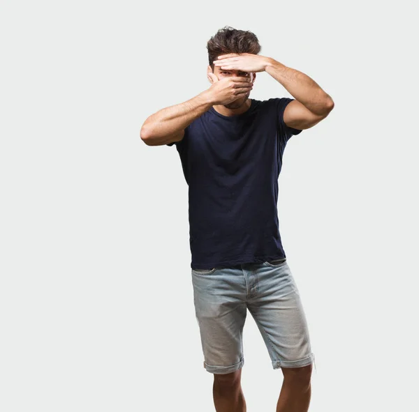 Young Handsome Man Standing Looking Gap Hiding Squinting — Stock Photo, Image