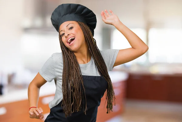 Porträt Einer Jungen Schwarzen Bäckerin Die Musik Hört Tanzt Und — Stockfoto