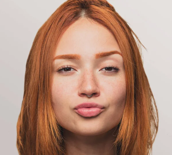 Bir Öpücük Vererek Bir Kızıl Saçlıya Kız Portresi — Stok fotoğraf